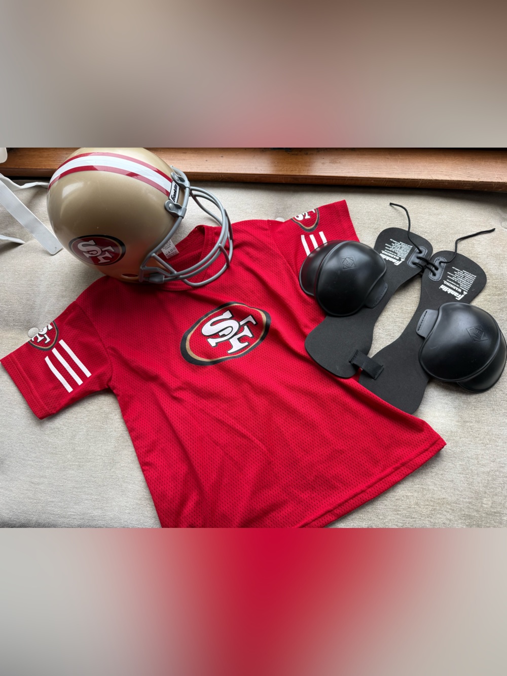 San Francisco 49ers Kids Boys M Medium football Costume: Jersey, Helmet, pads